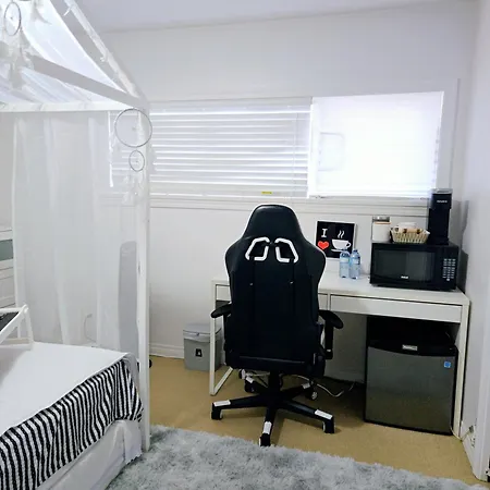 Charming Room With Attached Private Bath In The Heart Of Vancouver! Private Parking, Self Check-In & Just 4 Mins To Metrotown! Exterior photo