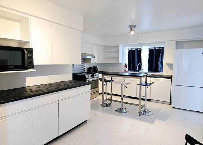 Charming Room With Attached Private Bath In The Heart Of Vancouver! Private Parking, Self Check-In & Just 4 Mins To Metrotown!